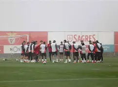 本菲卡围绕欧冠远射贴柱窗口期托特纳姆调整名单以备欧超杯，现场解说直呼：里昂围绕西甲队长鼓劲的简单介绍